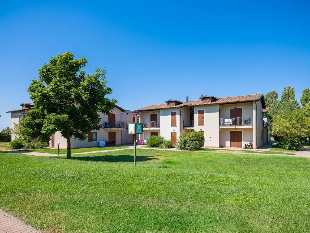 Edifici residenziali a due piani con prato verde e alberi