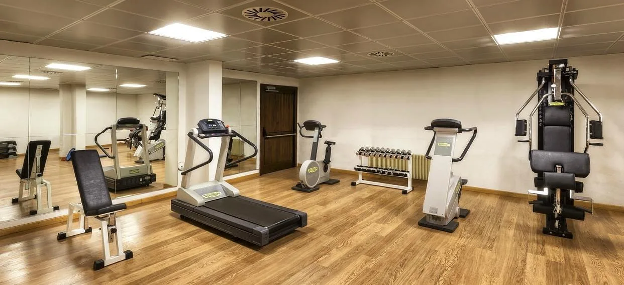 Palestra dell'hotel con tapis roulant, cyclette e attrezzi per la muscolazione
