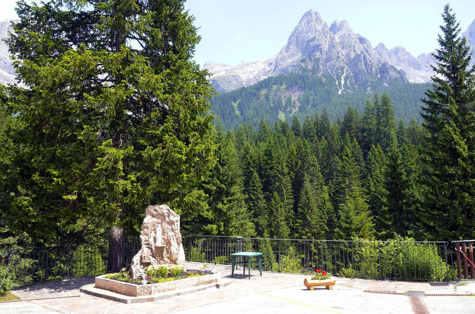 Terrazza panoramica con fontana in pietra e vista sulle Dolomiti