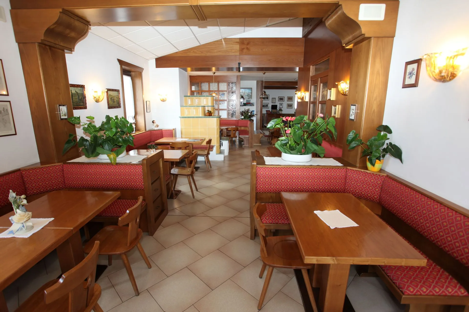 Sala soggiorno rustica con stufa in maiolica e arredi in legno
