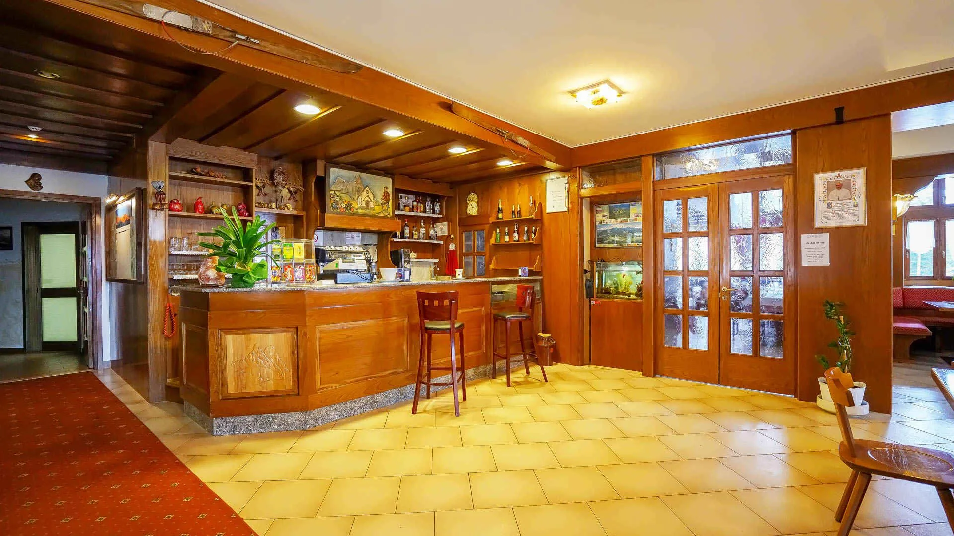 Bancone bar in legno con sgabelli nella hall dell'albergo