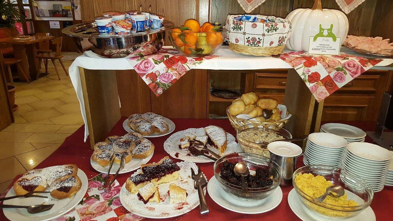 Buffet della colazione con dolci, crostate, frutta e yogurt