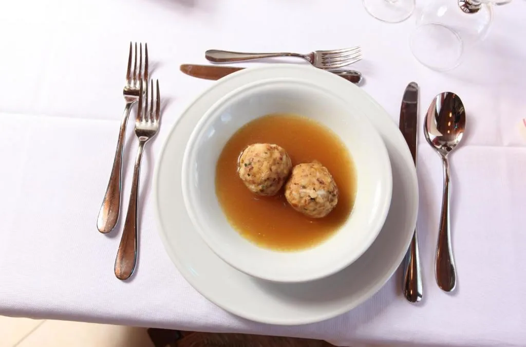 Piatto di canederli in brodo servito al ristorante