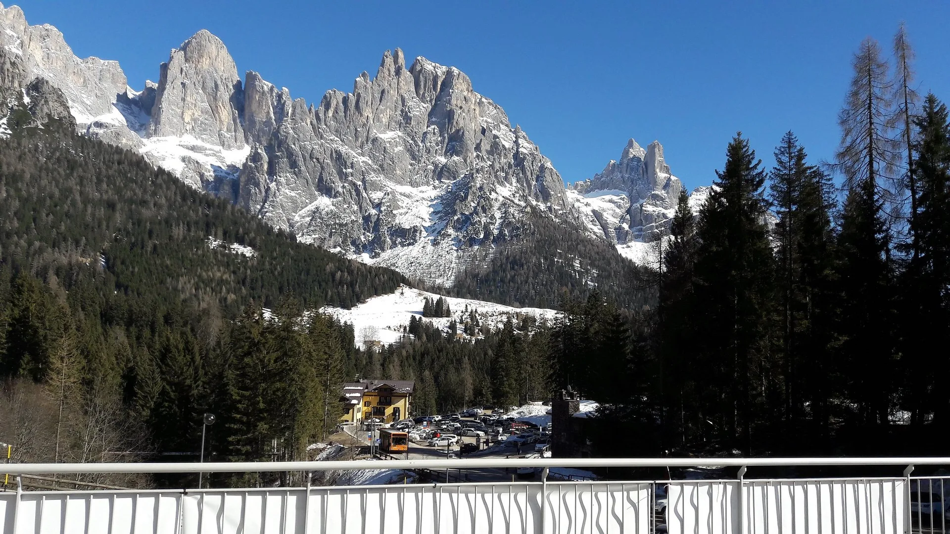 Vista invernale sulle Pale di San Martino innevate dalla terrazza
