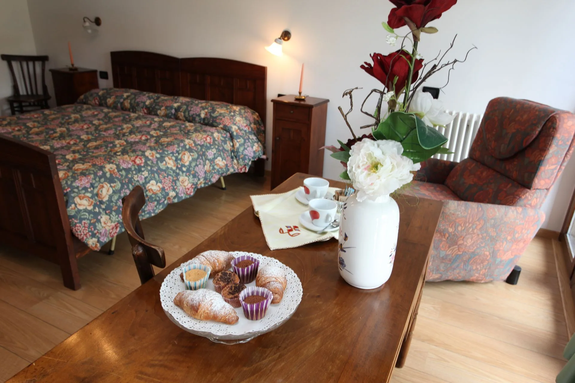 Camera con letto matrimoniale, poltrona e colazione servita