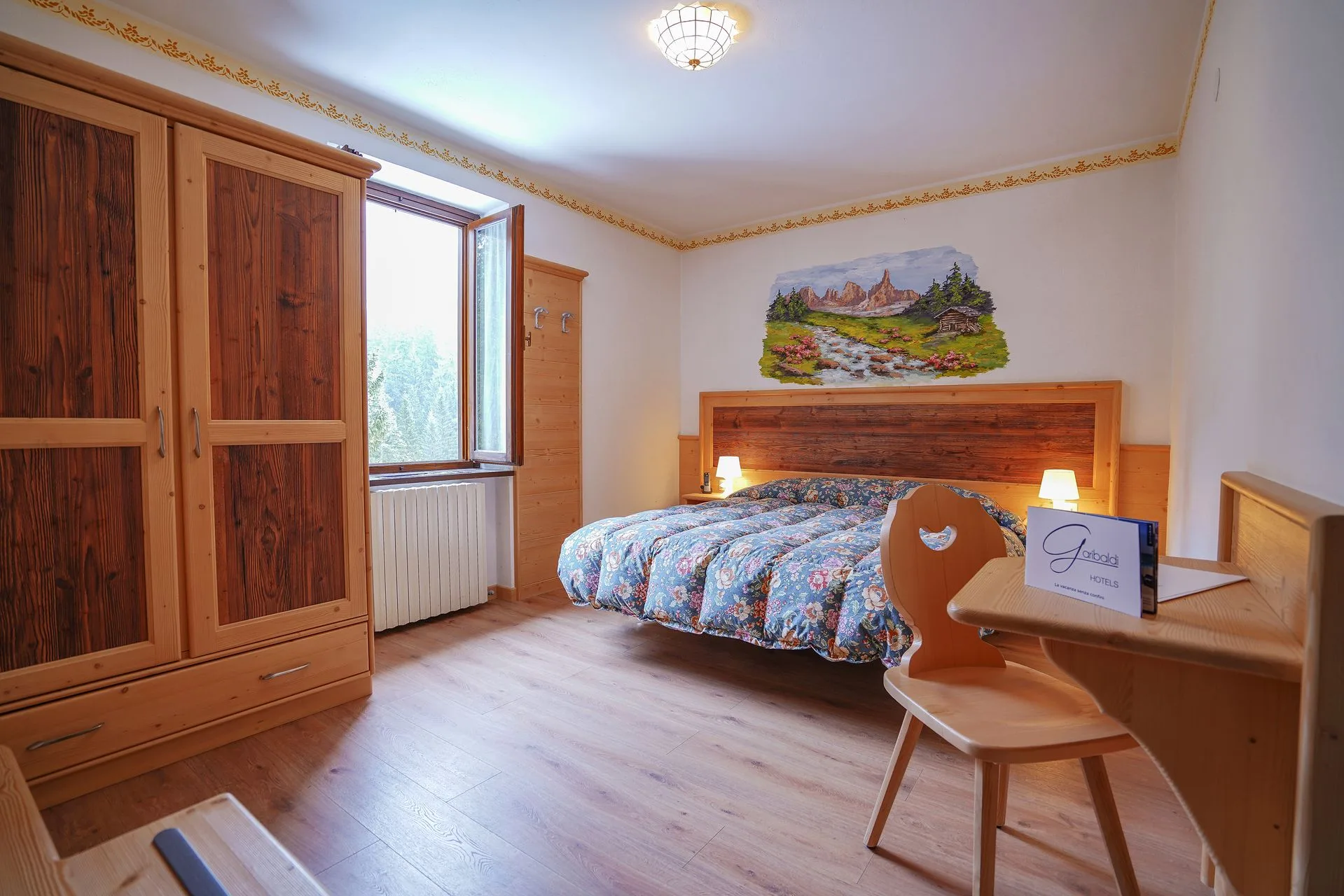 Camera matrimoniale con armadio in legno e decorazione a parete