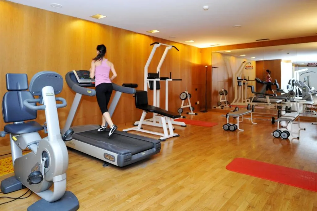 Sala fitness attrezzata con tapis roulant e macchine da palestra