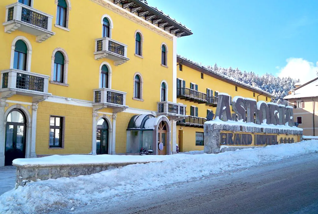 Ingresso dell'Astoria Grand Hotel con insegna e neve invernale