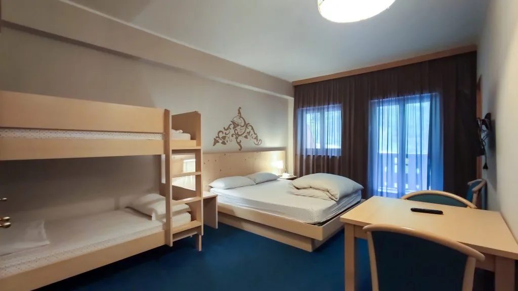 Camera familiare con letto matrimoniale e letto a castello, pavimento blu