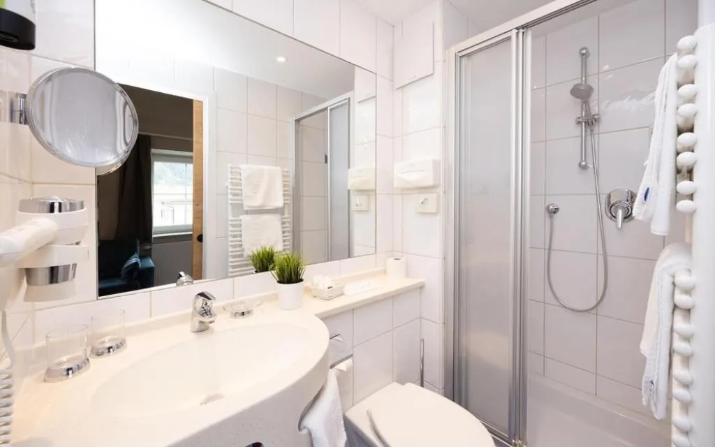 Bagno moderno con doccia, lavabo e specchio
