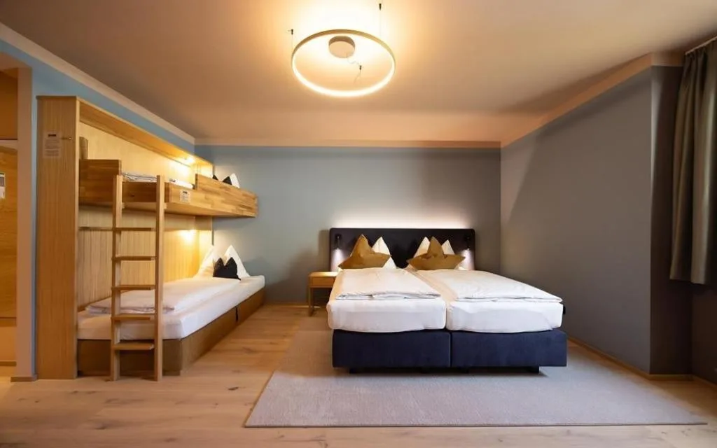 Camera familiare con letto matrimoniale e letti a castello