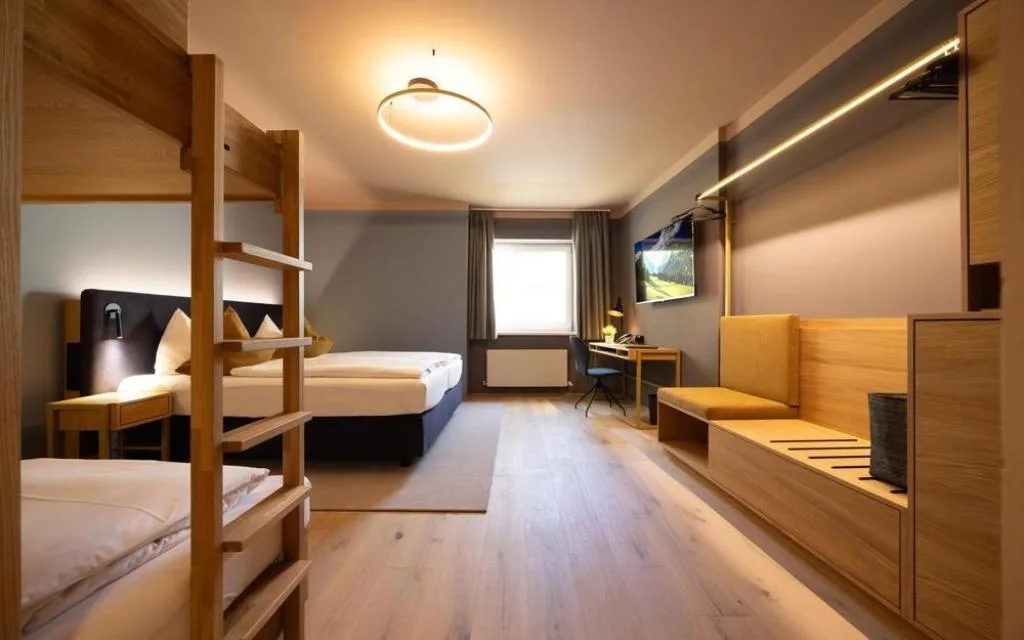 Camera familiare con letti a castello, letto e area lavoro