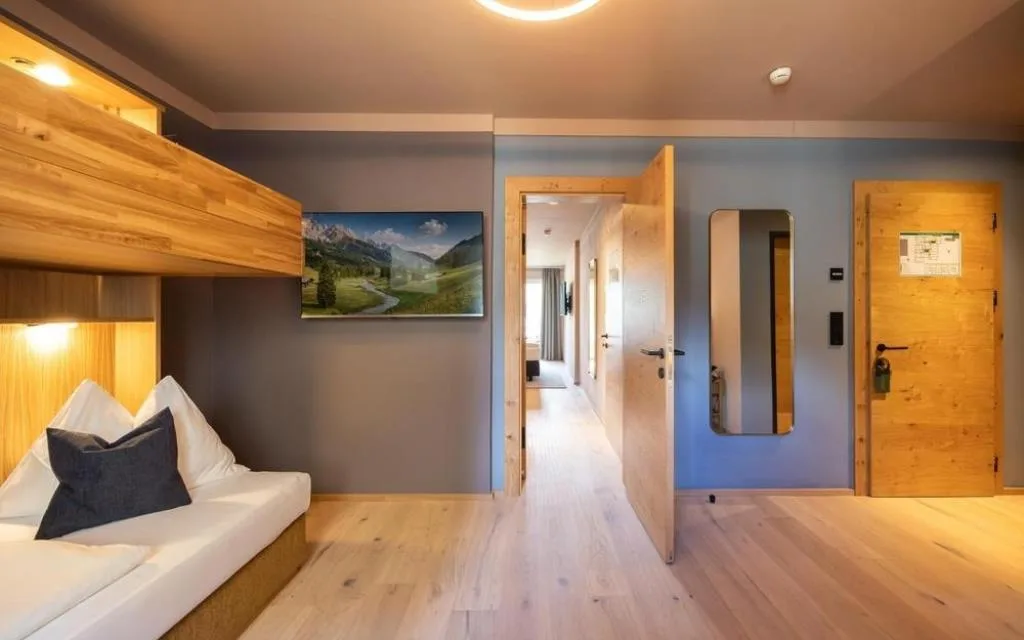 Camera familiare con letto a castello, ingresso e TV