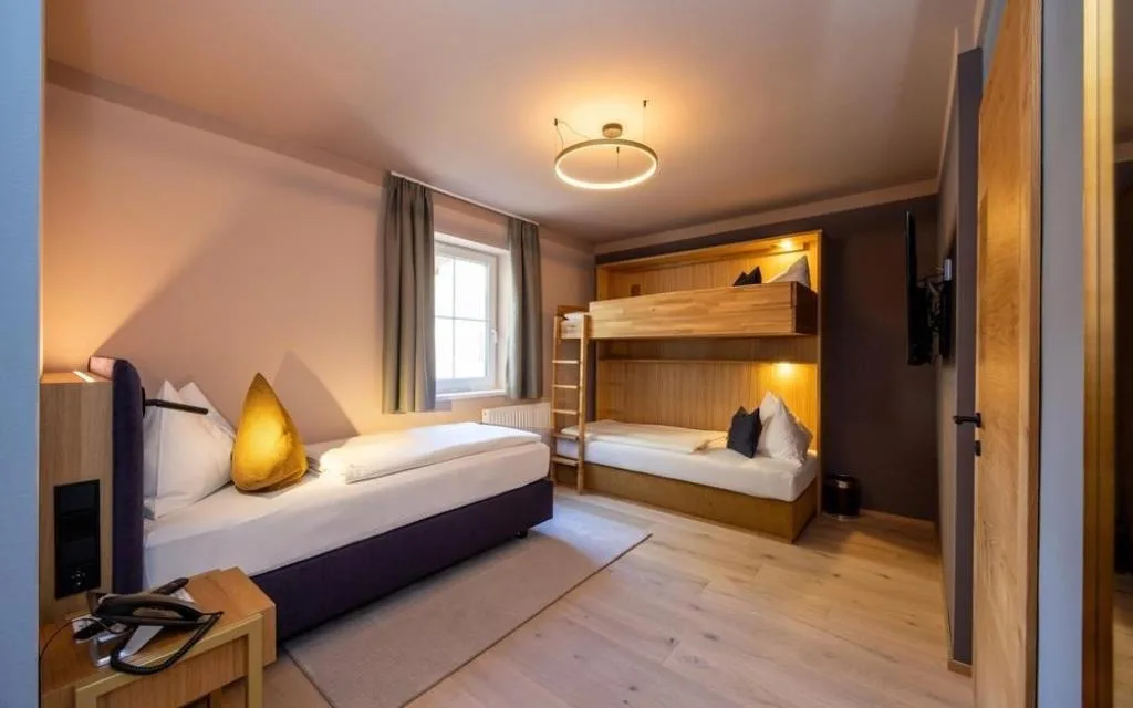 Camera con letto matrimoniale, letto a castello e finestra