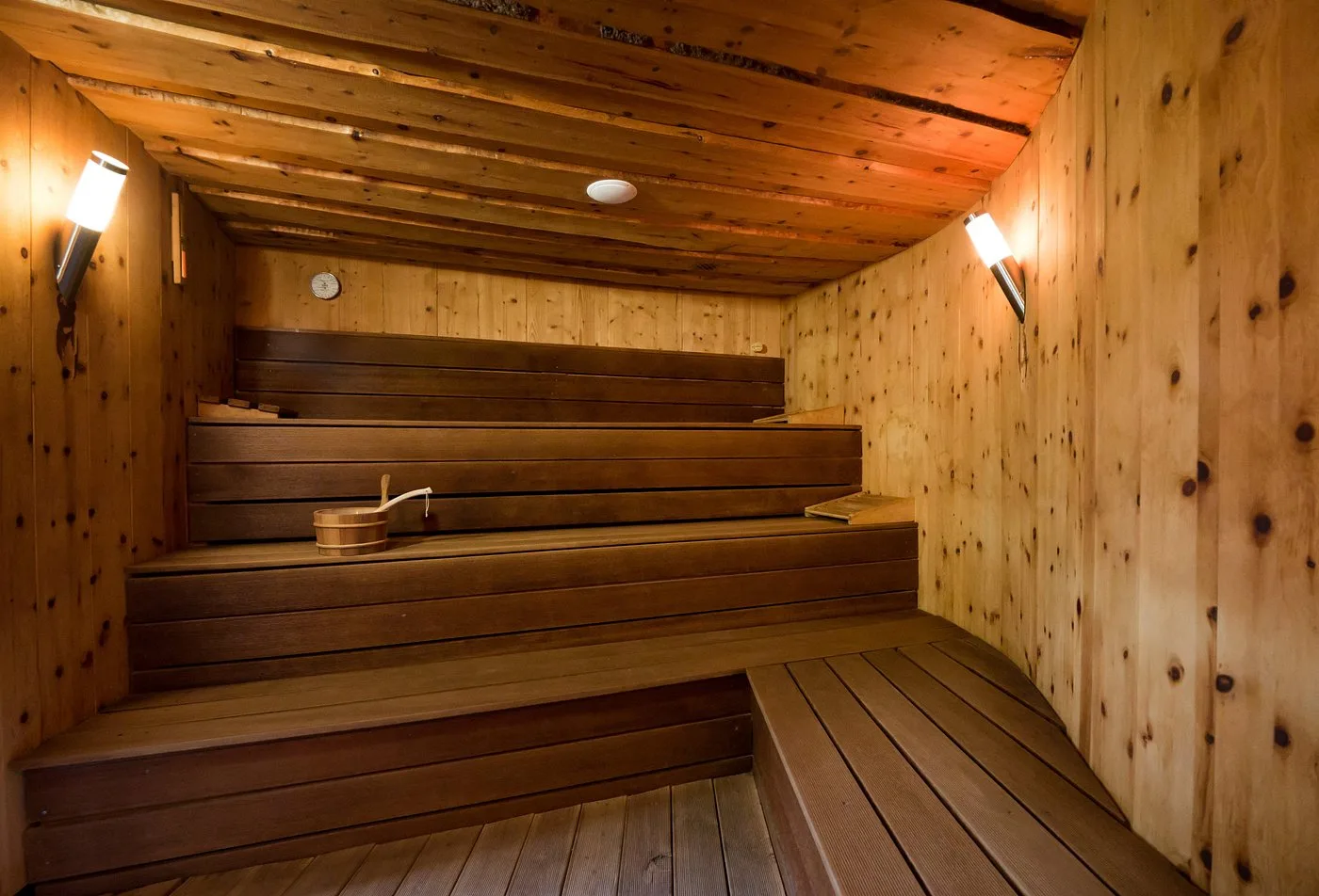 Interno di sauna in legno con panche a più livelli