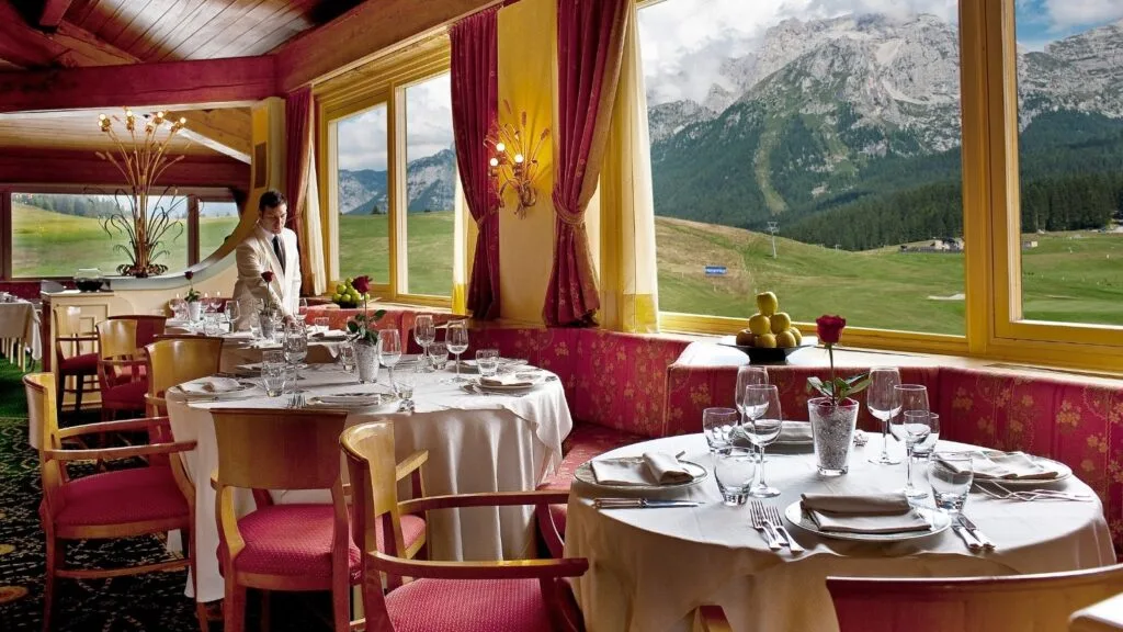 Ristorante elegante con vista panoramica sulle montagne e campo da golf