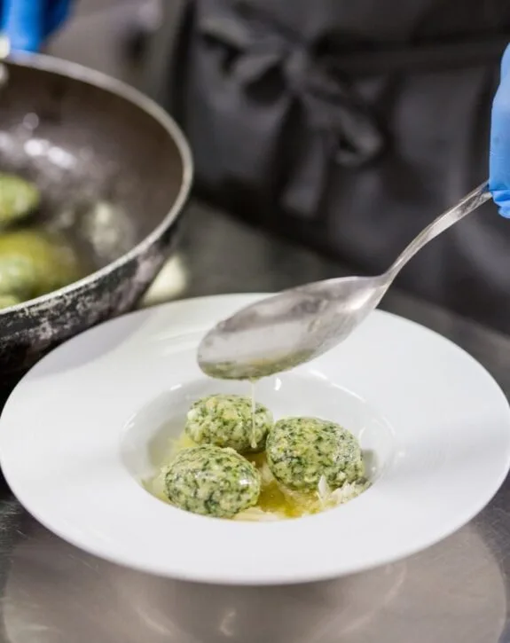 Piatto di gnocchi verdi agli spinaci impiattato dallo chef