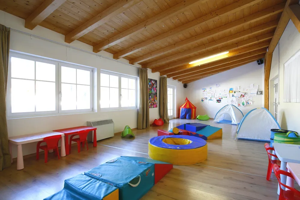 Sala giochi per bambini con tende e giochi morbidi colorati