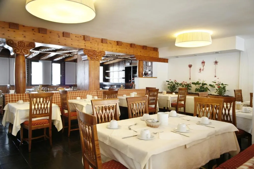 Sala colazione con tavoli apparecchiati e dettagli rustici