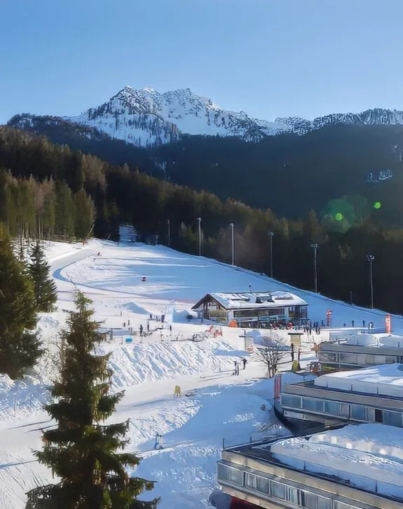 Vista sulle piste da sci e sulle montagne innevate dall'hotel