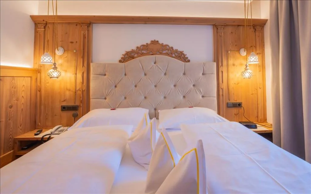 Letto matrimoniale con testiera imbottita e lampade a sospensione