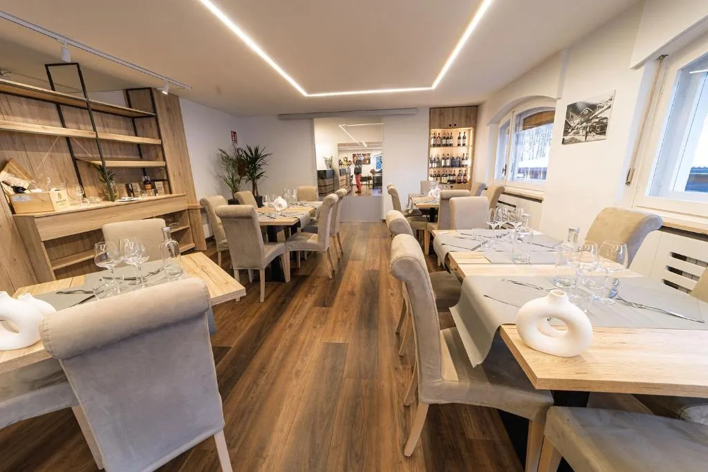 Sala ristorante elegante con tavoli in legno e sedie imbottite