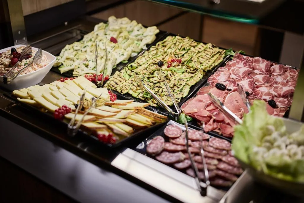 Buffet con salumi, formaggi e verdure grigliate