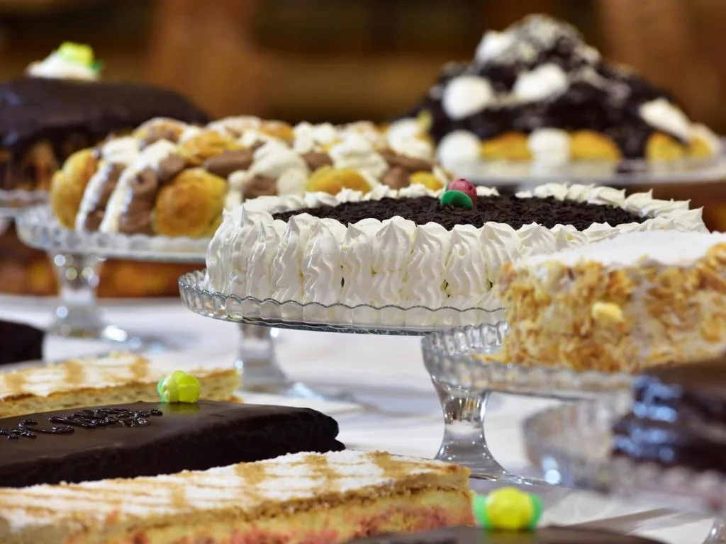 Buffet di dolci e torte assortite esposti su alzatine di vetro