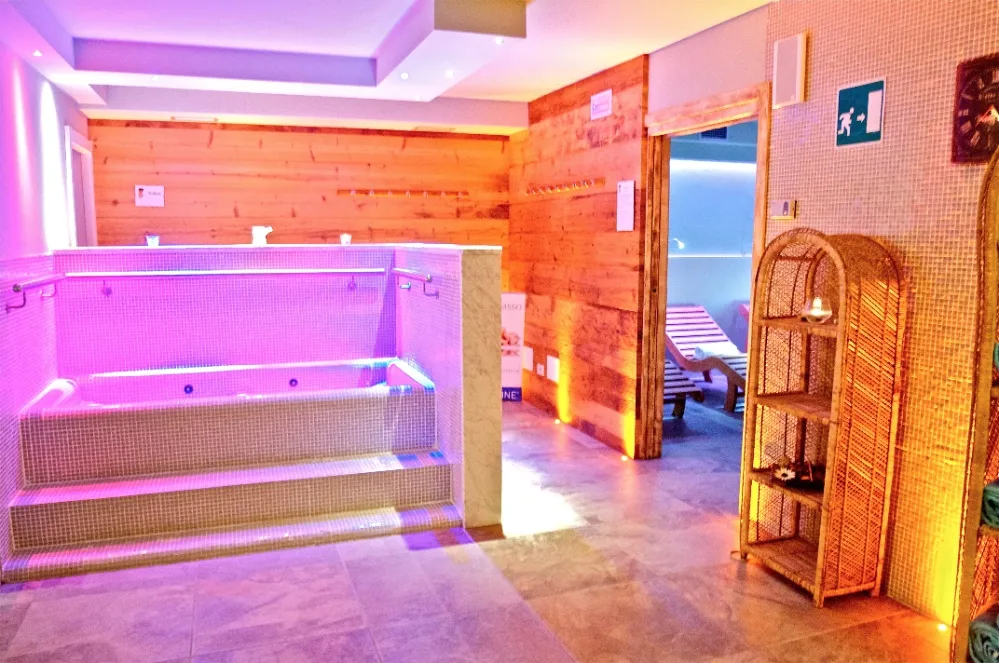Area relax della spa con vasca idromassaggio e illuminazione soffusa