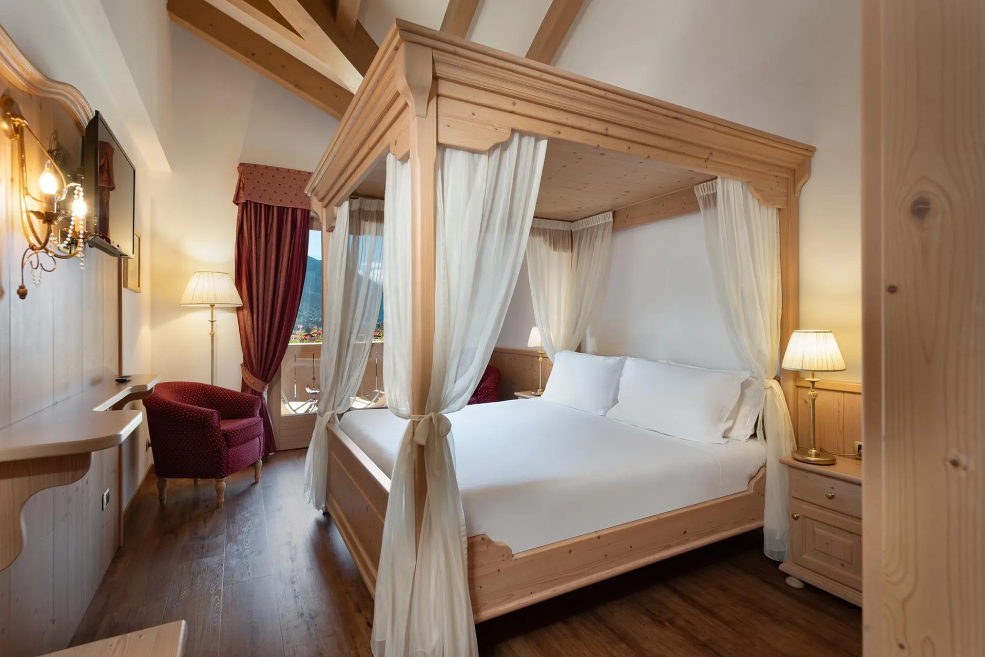 Suite romantica con letto a baldacchino e arredi in legno
