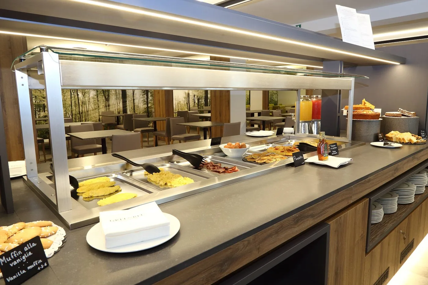 Buffet caldo della colazione con uova, bacon e pancake