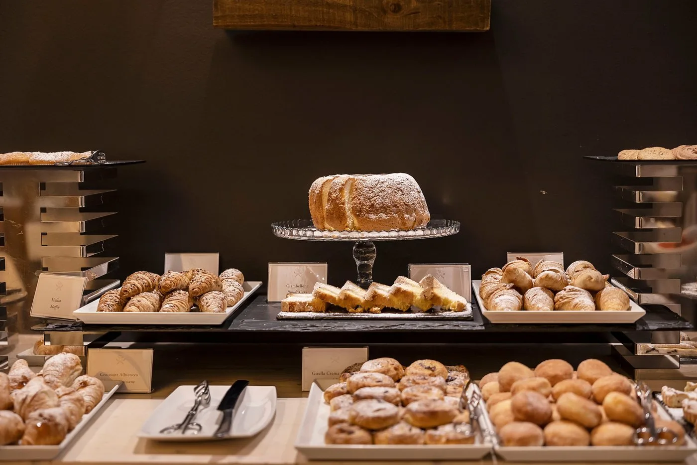 Buffet della colazione con cornetti, dolci e pasticceria fresca