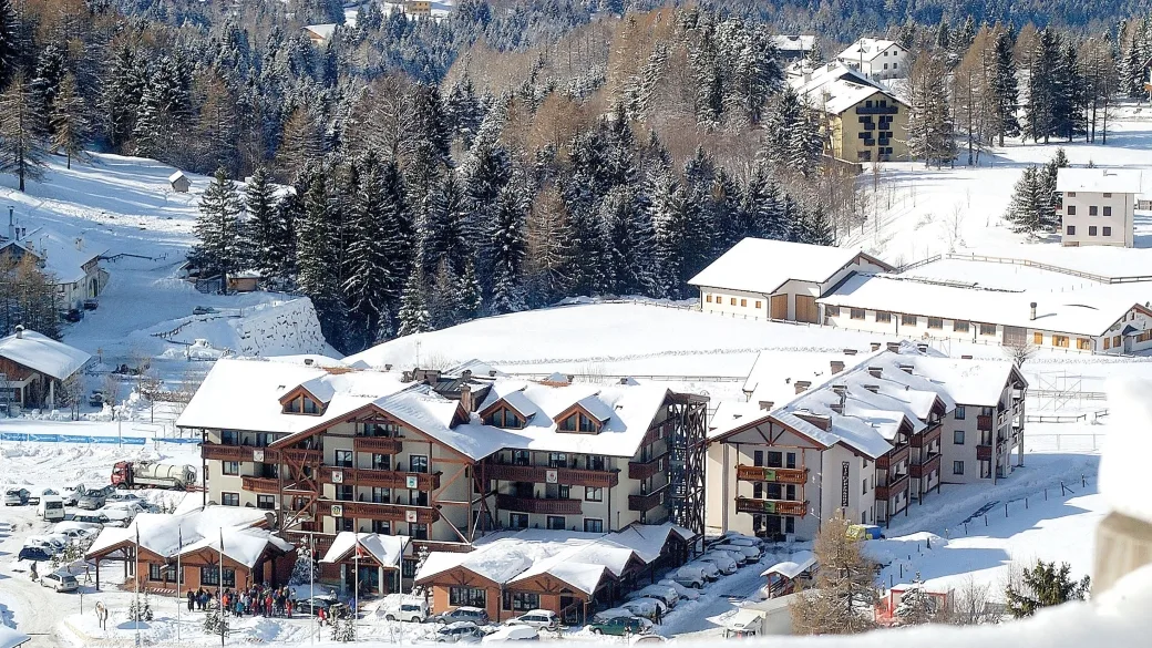 Veduta aerea invernale dell'hotel e degli edifici circostanti coperti di neve