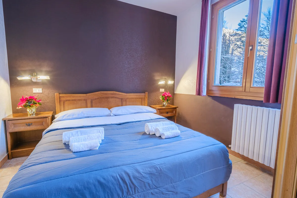 Camera matrimoniale con bagno privato e balcone vista neve