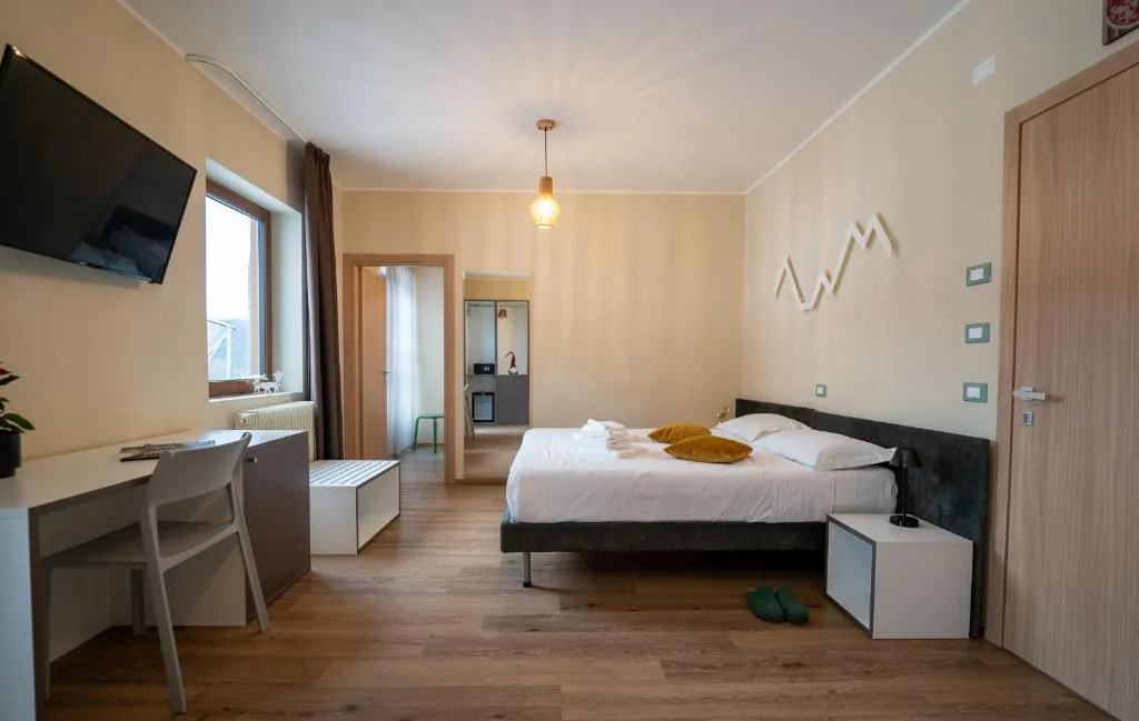 Spaziosa camera con scrivania, TV, letto matrimoniale e bagno privato