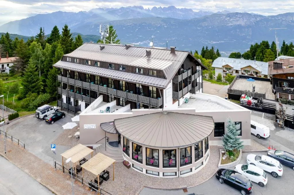 Veduta aerea dell'hotel Dolomiti Chalet immerso nel paesaggio montano delle Dolomiti