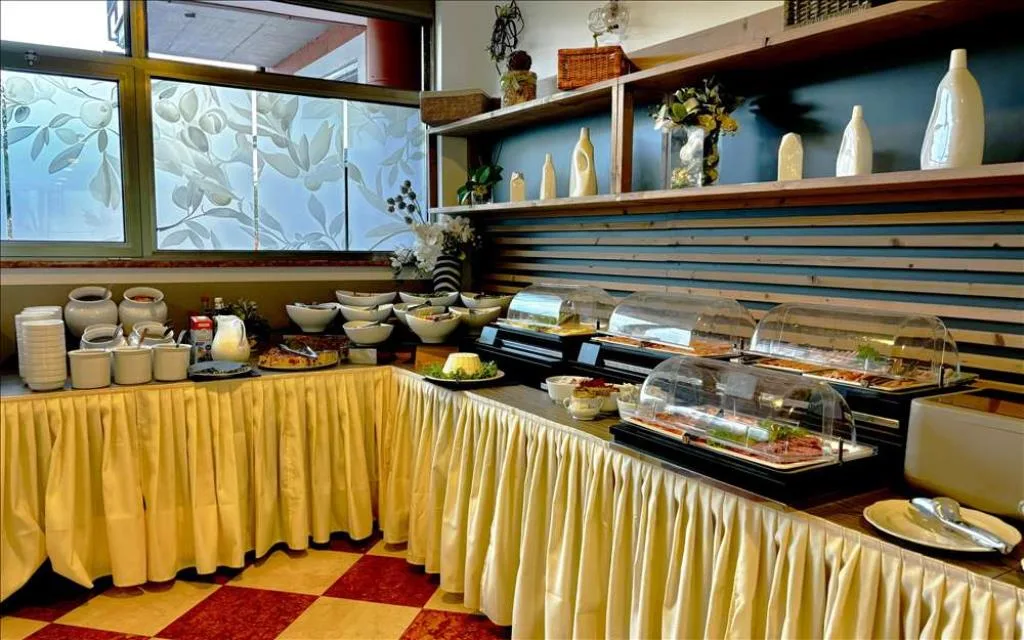 Buffet dell'hotel con ciotole di insalate, salumi e piatti freddi