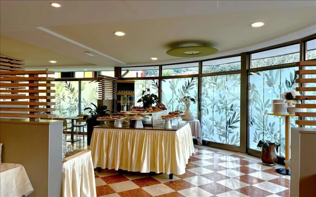 Buffet di dolci e prodotti da forno con vetrate decorate a motivi vegetali